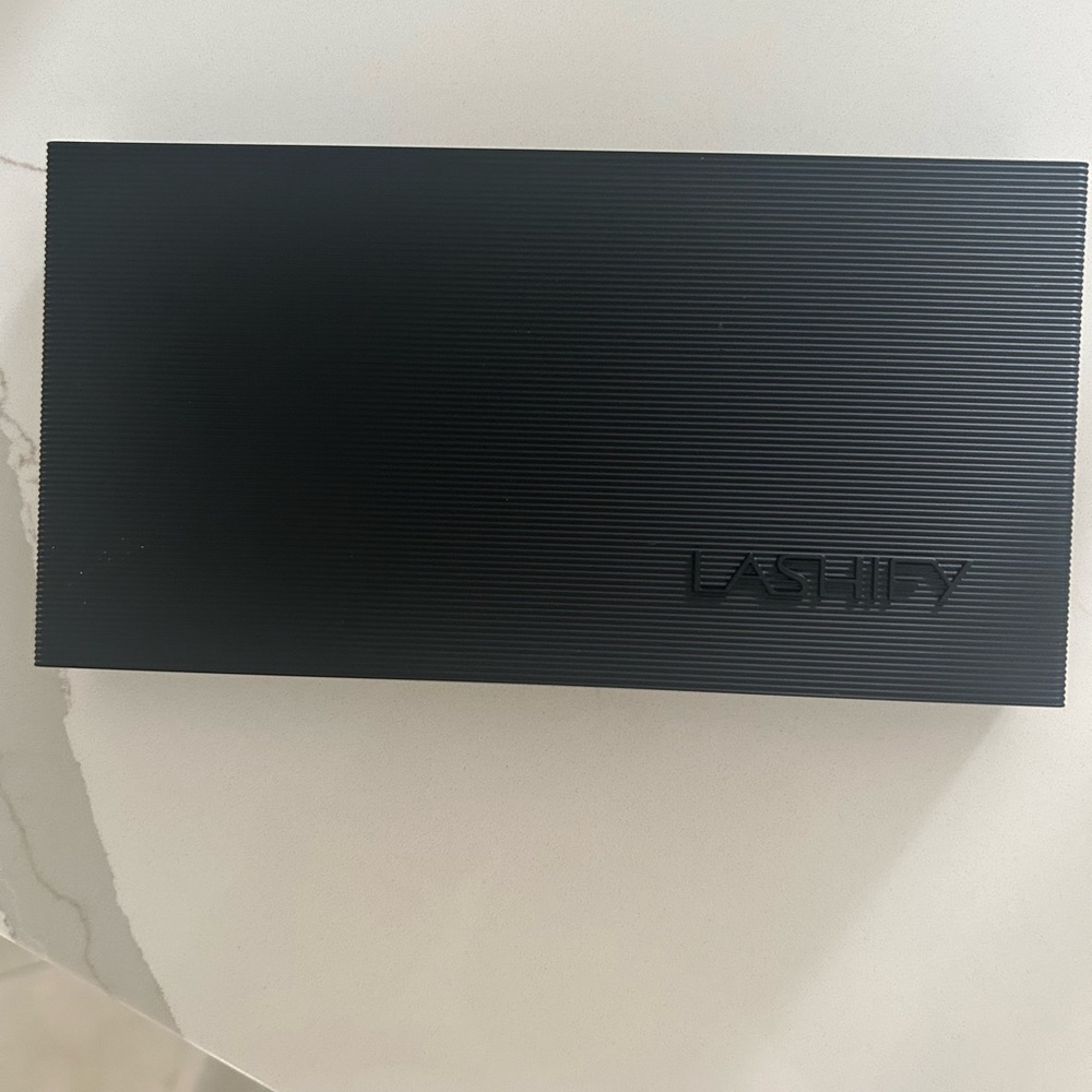 Lashify control kit with lashes